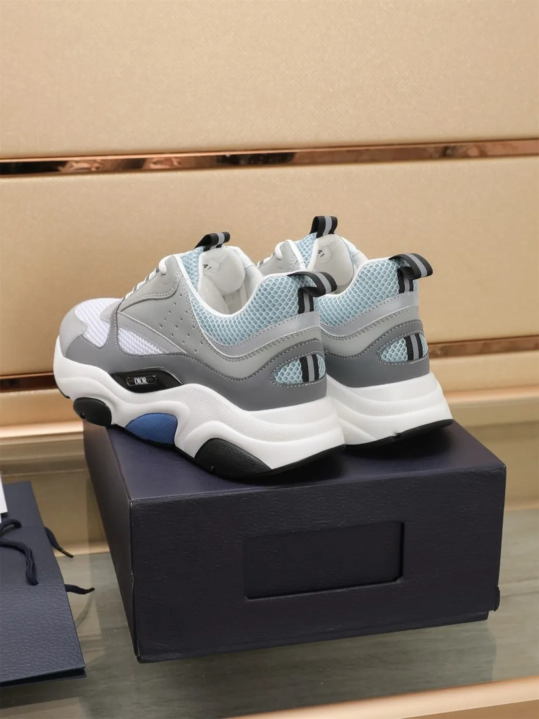Men's shoes 💰P460💰【Dior】Dior✨ is online at the same time👏 This casual sneaker is a new product in the series and continues Di*r's classic style. The upper is made of original mesh and cow leather, with a two-color textured outsole, and the brand's iconic details on the rear collar and heel to enhance the style. Fashionable and versatile. Wear it with jeans or slacks for a casual look. Size: 38-44 (45 customized)
